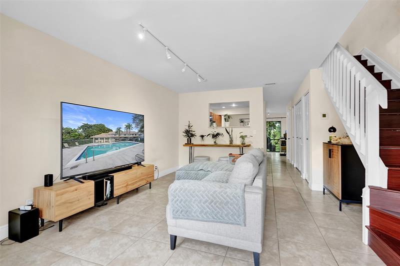 Image 8 of 35 For 9851 Riverside Dr