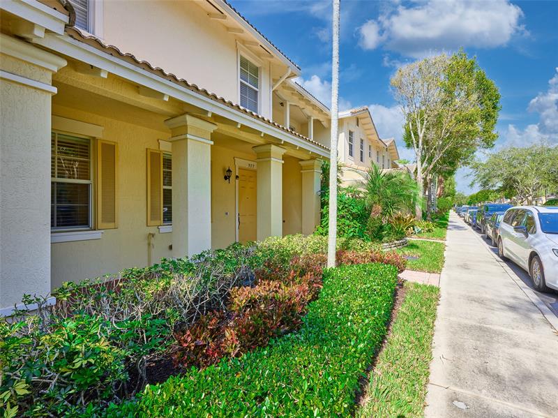 Image 3 of 35 For 917 18th Ave  N-a