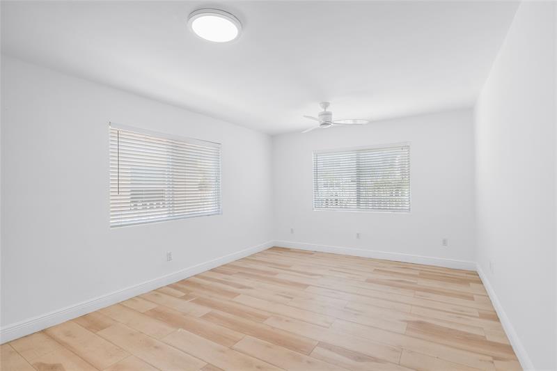 Image 4 of 11 For 343 Van Buren St 6