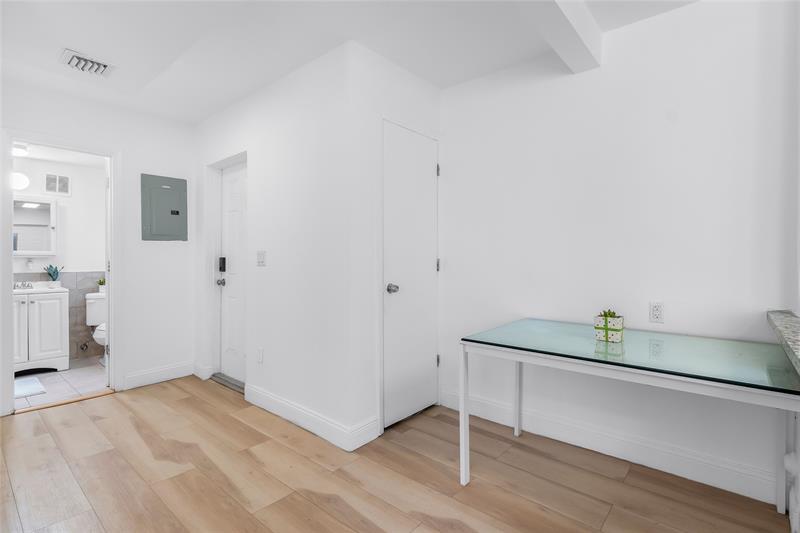 Image 5 of 11 For 343 Van Buren St 6