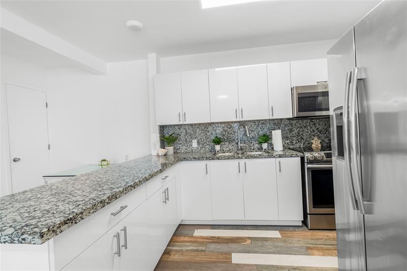 Image 6 of 11 For 343 Van Buren St 6