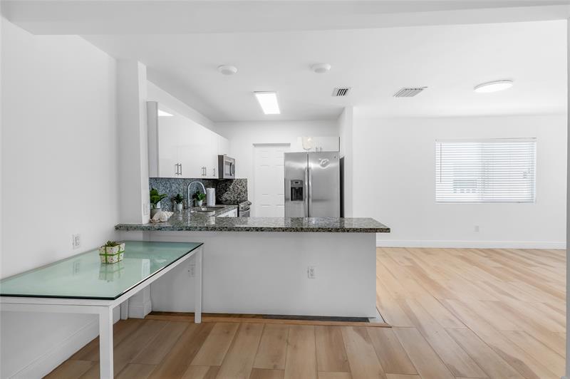 Image 7 of 11 For 343 Van Buren St 6