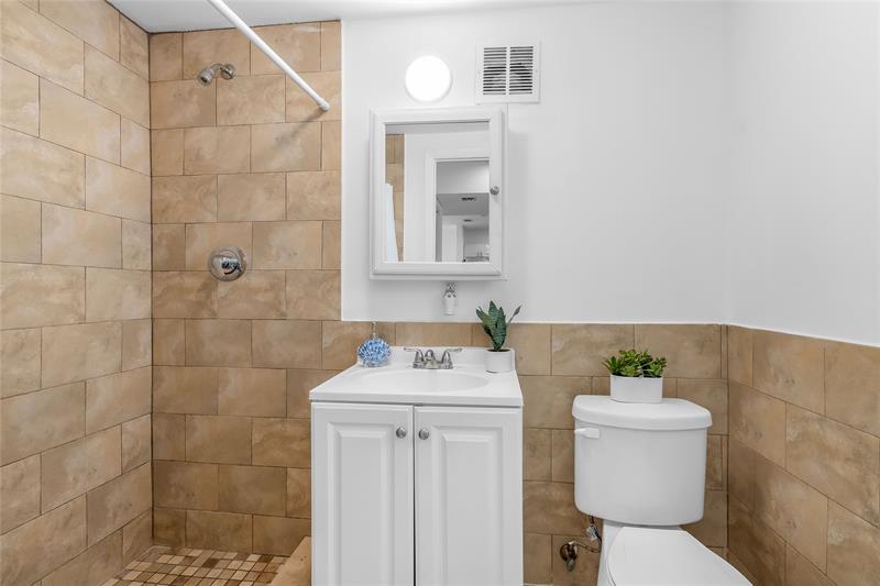 Image 9 of 11 For 343 Van Buren St 6