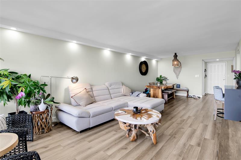 Image 16 of 42 For 600 Parkview Dr  1029