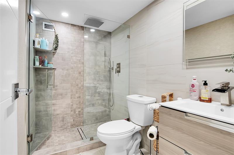 Image 17 of 42 For 600 Parkview Dr  1029