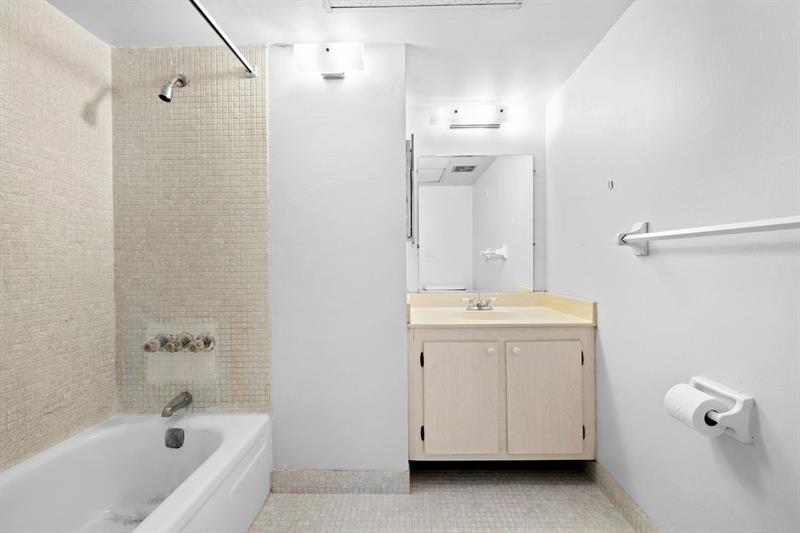 Image 22 of 25 For 3101 Oakland Shores Dr  H108