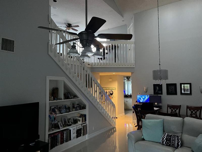 Image 4 of 7 For 8471 78th Ct 8471