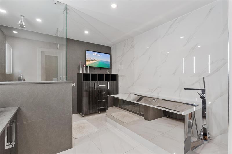 Image 20 of 58 For 3100 Ocean Boulevard  105n