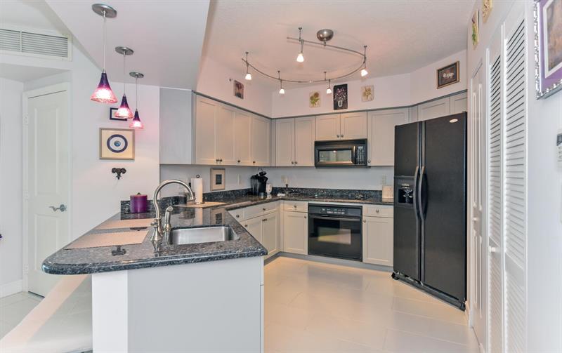 Image 12 of 51 For 347 New River Dr 2303