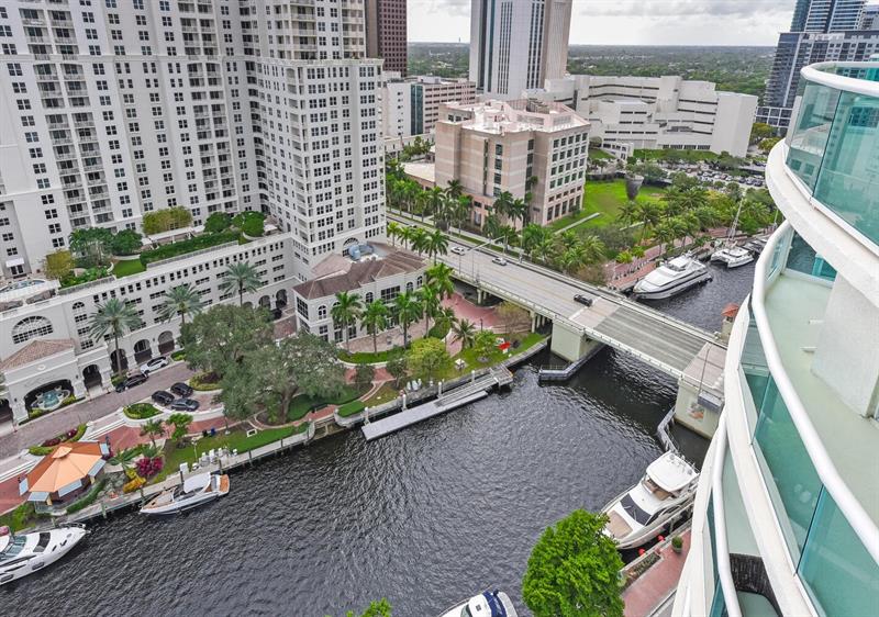 Image 24 of 51 For 347 New River Dr 2303