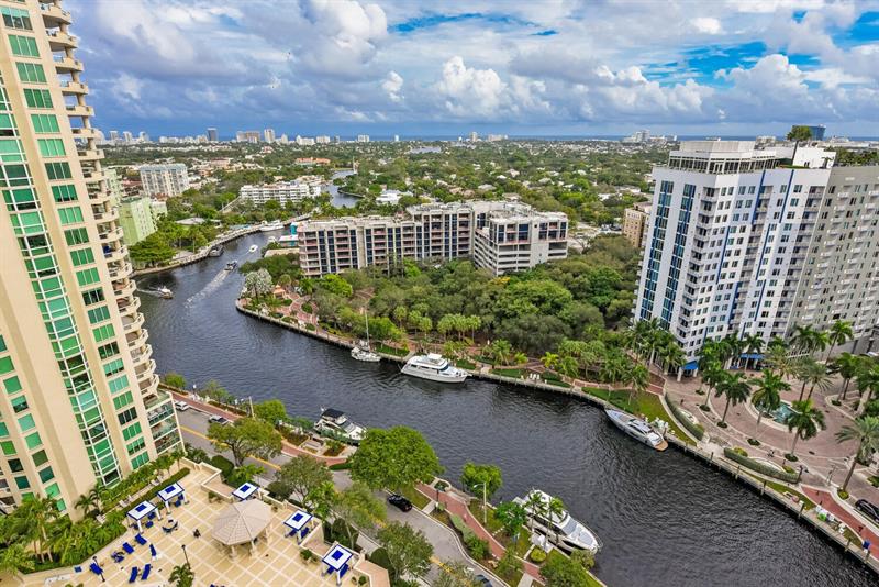 Image 26 of 51 For 347 New River Dr 2303