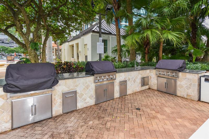 Image 33 of 51 For 347 New River Dr 2303