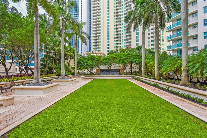 Image 34 of 51 For 347 New River Dr 2303