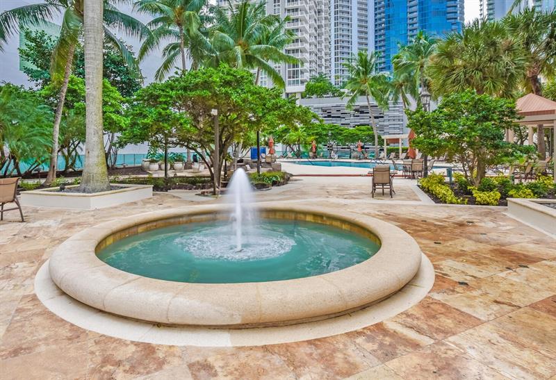 Image 35 of 51 For 347 New River Dr 2303