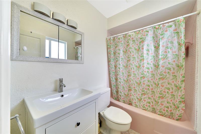 Image 18 of 30 For 2701 Middle River Dr  11