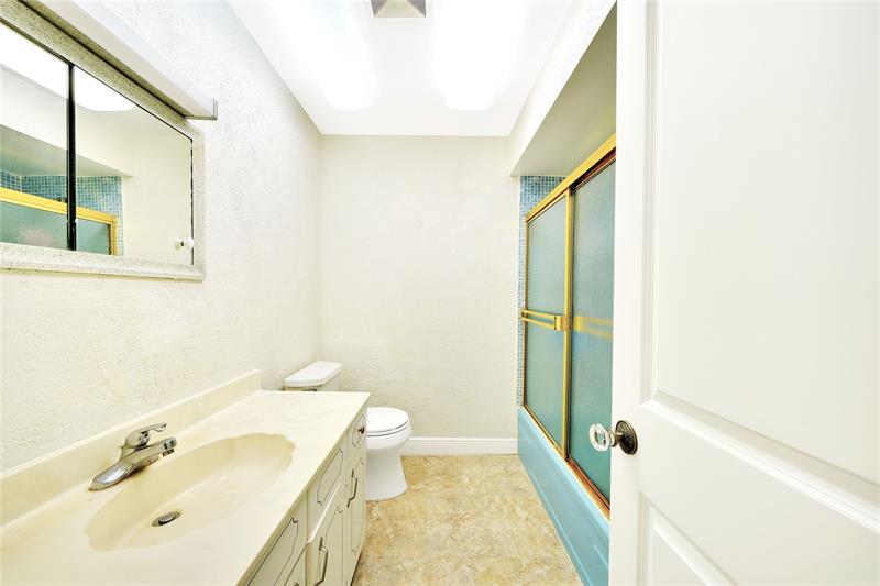 Image 19 of 30 For 2701 Middle River Dr  11