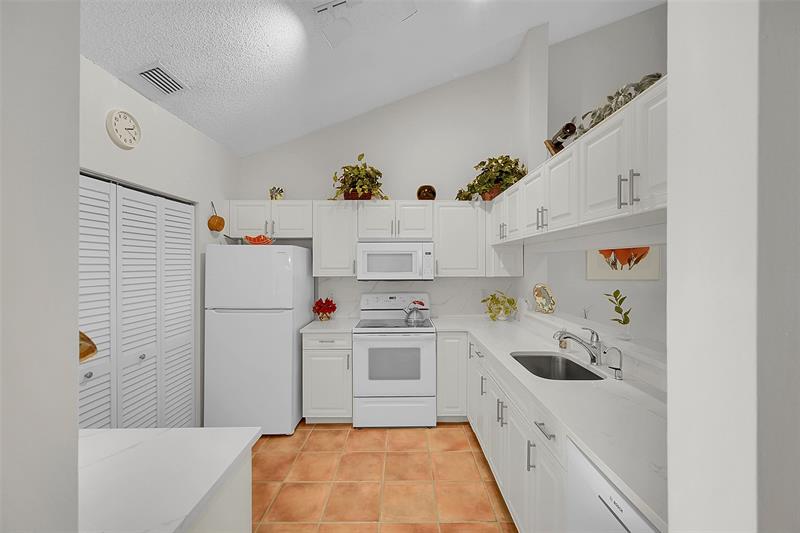 Image 10 of 43 For 415 Buttonwood Pl