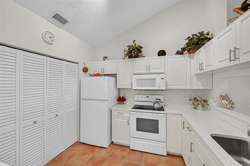 Image 13 of 43 For 415 Buttonwood Pl