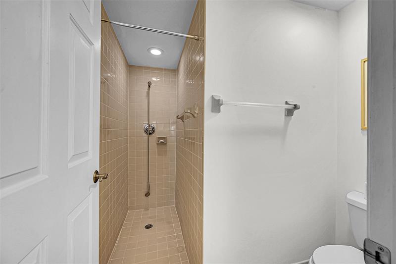 Image 24 of 43 For 415 Buttonwood Pl