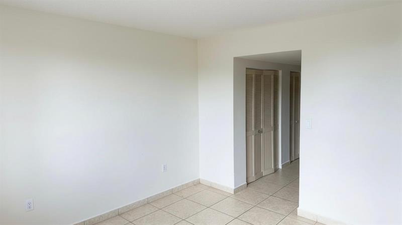 Image 7 of 11 For 901 Hillcrest Dr 307