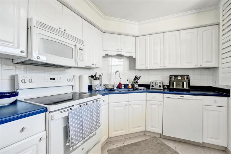 Image 14 of 36 For 132 Lakeshore Dr  317