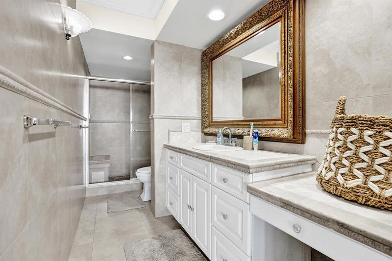 Image 21 of 36 For 132 Lakeshore Dr  317