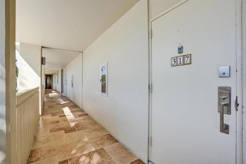 Image 27 of 36 For 132 Lakeshore Dr  317