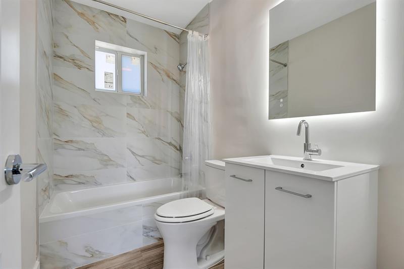 Image 10 of 11 For 875 39th St  