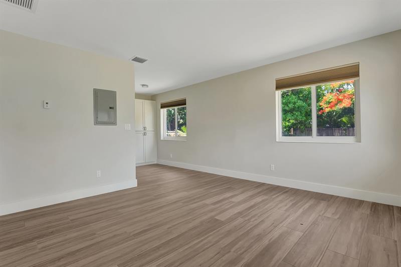 Image 4 of 11 For 875 39th St  