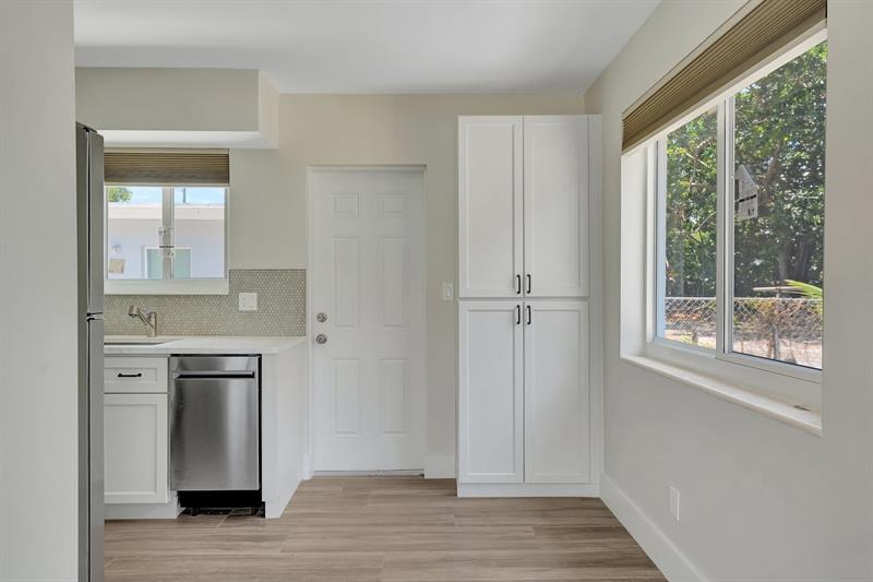 Image 5 of 11 For 875 39th St  