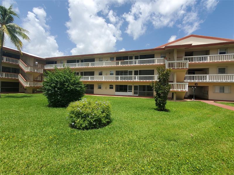 Image 2 of 26 For 5300 Washington St  114c