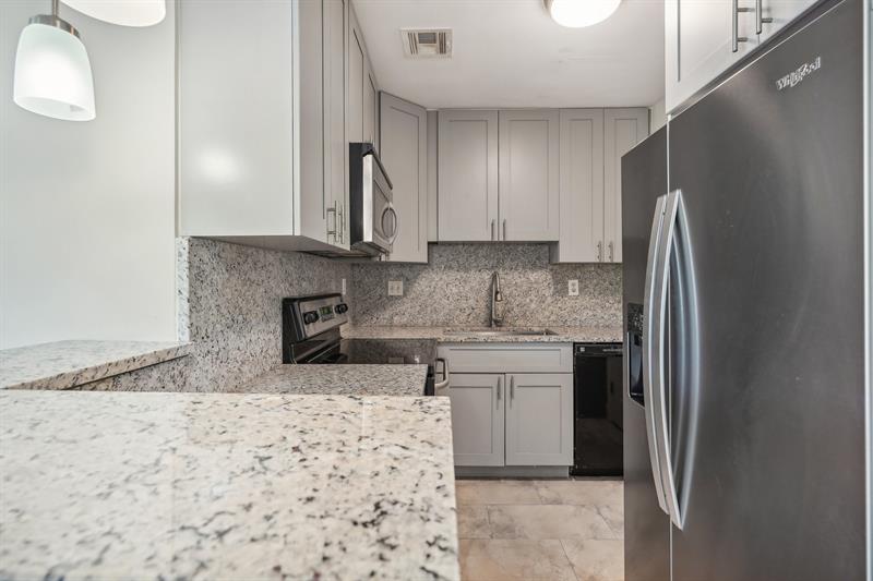 Image 11 of 30 For 3040 16th Ave  402