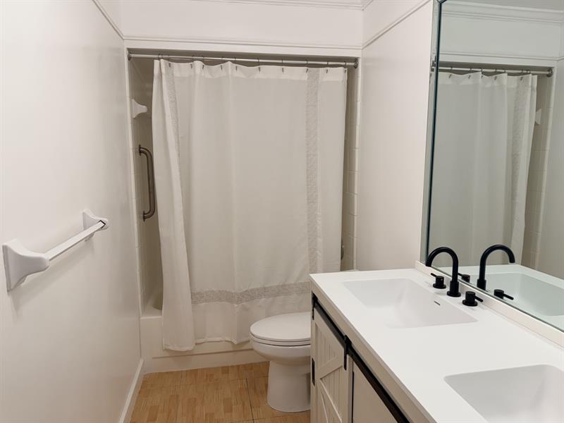 Image 18 of 30 For 3040 16th Ave  402