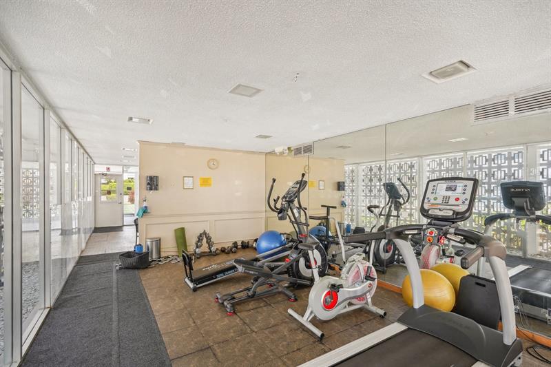 Image 21 of 30 For 3040 16th Ave  402