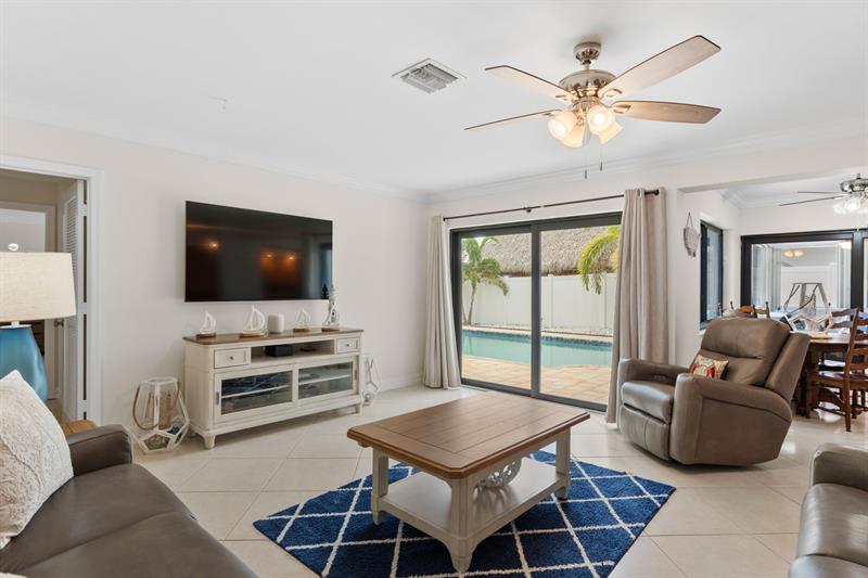 Image 19 of 55 For 5570 26 Ave  