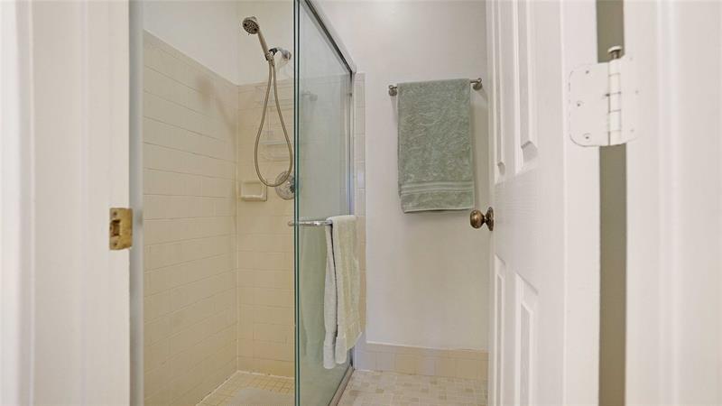 Image 22 of 43 For 2780 Oakland Forest Dr 1603