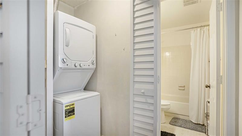 Image 27 of 43 For 2780 Oakland Forest Dr 1603