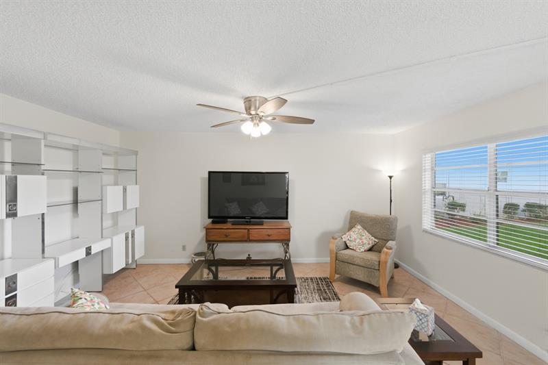 Image 5 of 16 For 820 Flanders R  280