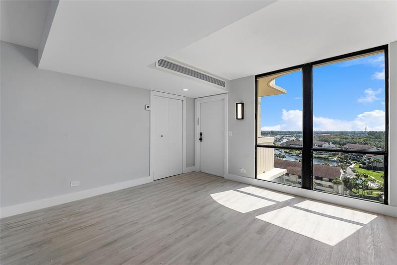 Image 11 of 39 For 136 Lakeshore Dr  T10