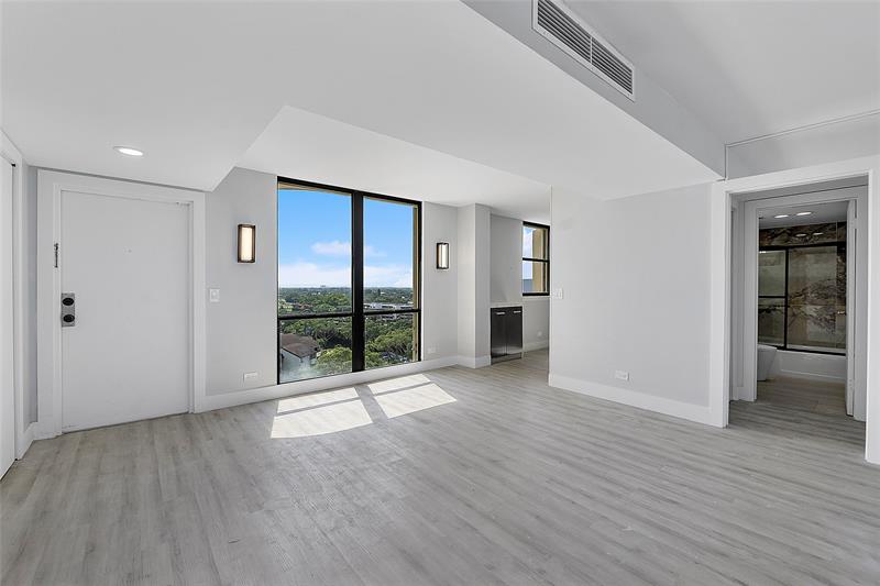 Image 13 of 39 For 136 Lakeshore Dr  T10