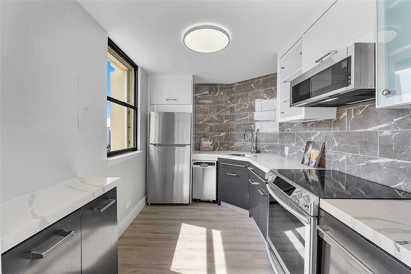 Image 14 of 39 For 136 Lakeshore Dr  T10