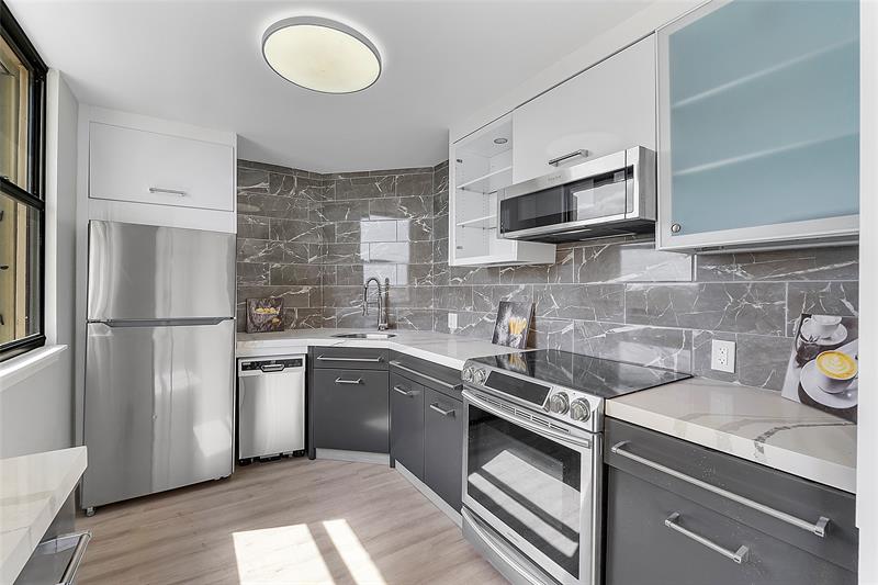 Image 15 of 39 For 136 Lakeshore Dr  T10