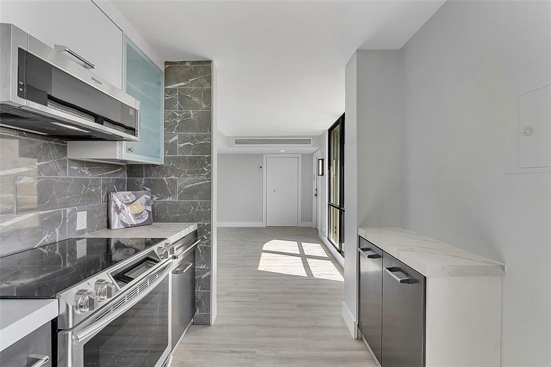 Image 16 of 39 For 136 Lakeshore Dr  T10