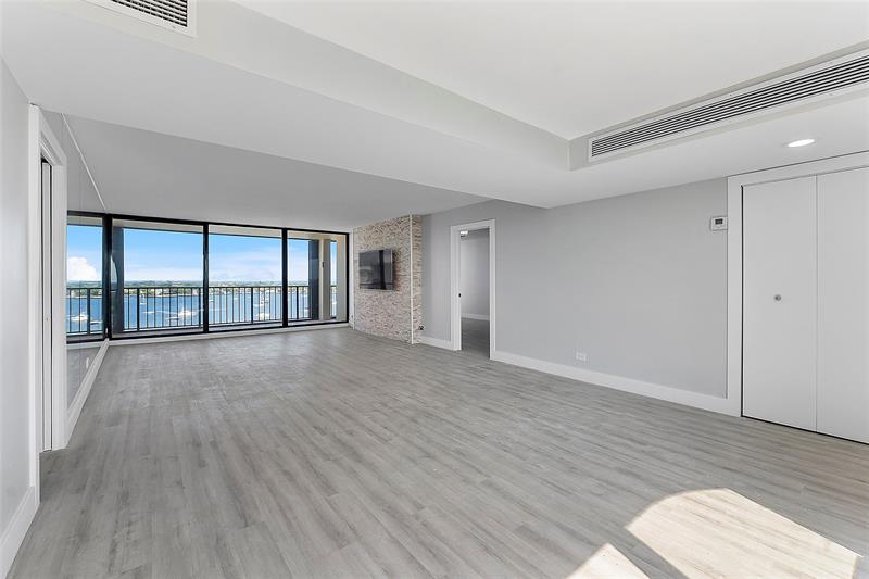 Image 17 of 39 For 136 Lakeshore Dr  T10