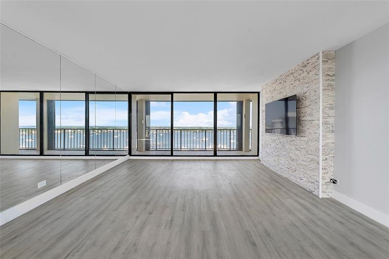 Image 19 of 39 For 136 Lakeshore Dr  T10