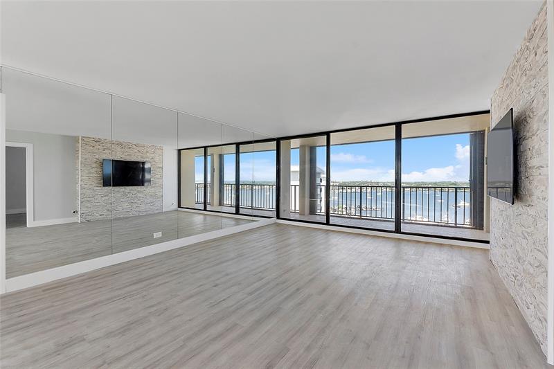 Image 20 of 39 For 136 Lakeshore Dr  T10