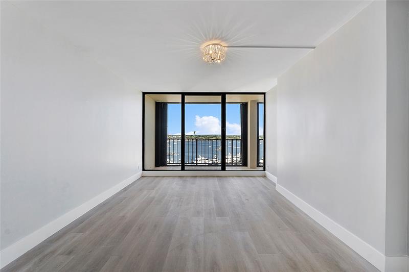 Image 25 of 39 For 136 Lakeshore Dr  T10