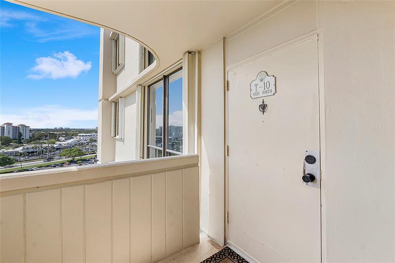 Image 9 of 39 For 136 Lakeshore Dr  T10