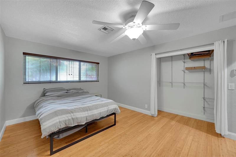 Image 16 of 29 For 1518 Yale Dr