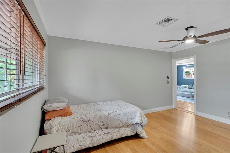 Image 20 of 29 For 1518 Yale Dr